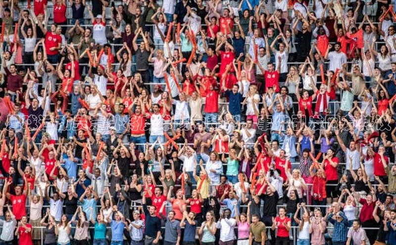 万向娱乐官网网页版登录入口百家号足球运动员意外将皮球踢向裁判，事件引发网友热议